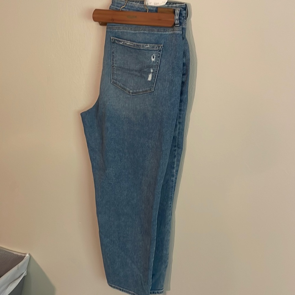 AE light wash Mom Jean 20
